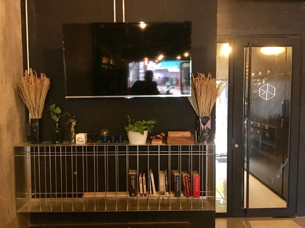 Box Poshtel Phuket Vandrehjem Eksteriør billede