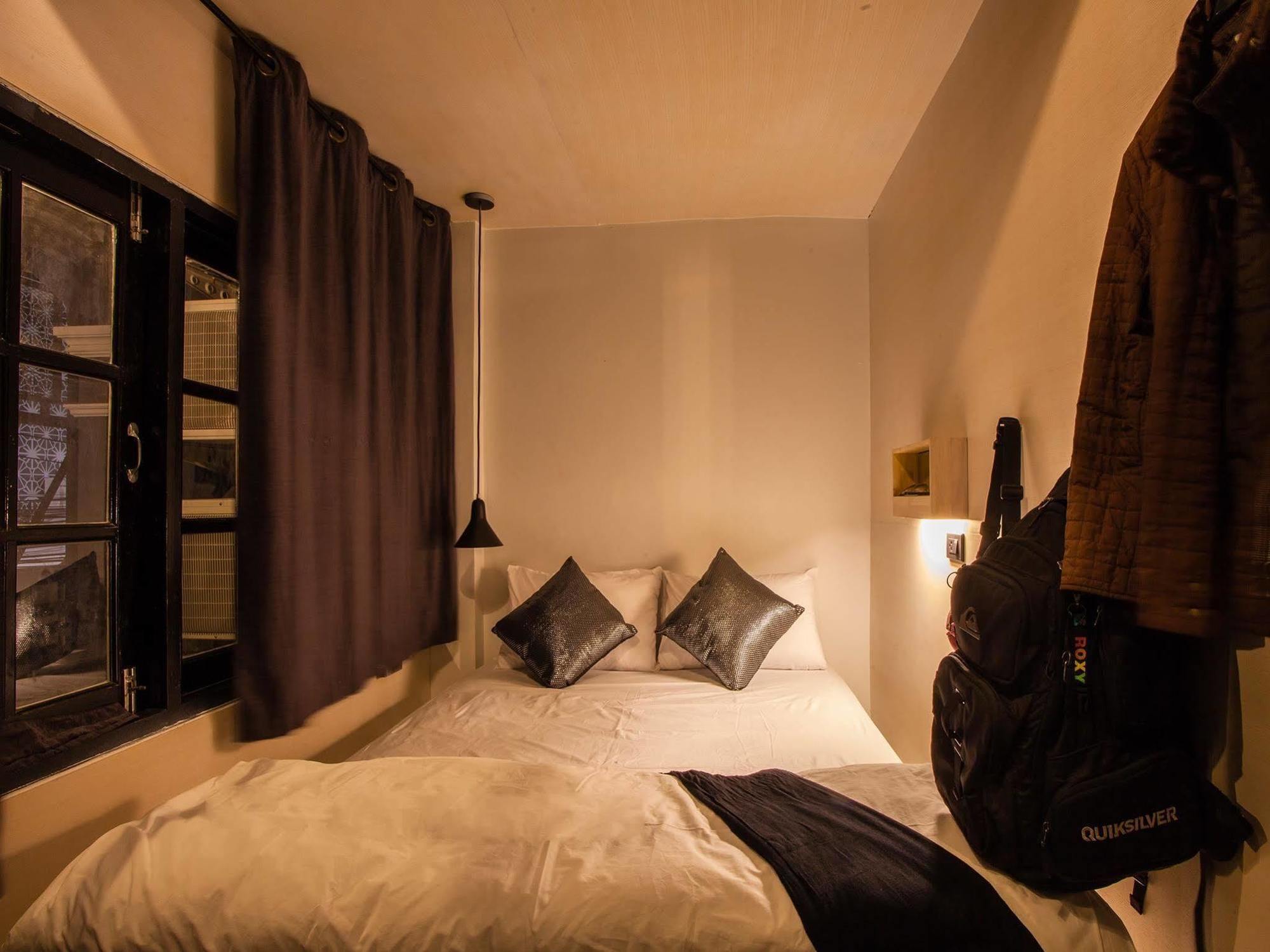 Box Poshtel Phuket Vandrehjem Eksteriør billede